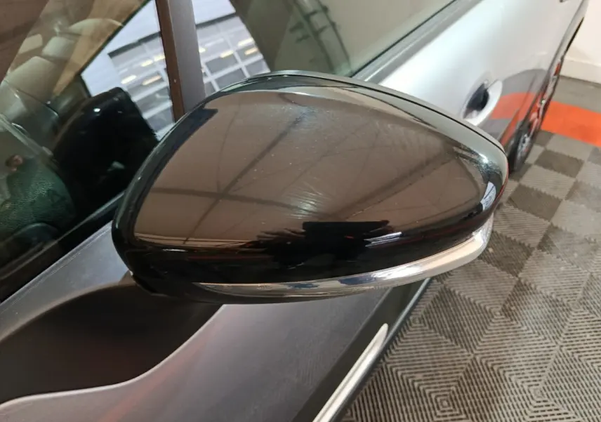 Rétroviseur noir côté conducteur de Citroën C3 gris clair 2024 avec clignotant intégré, vue rapprochée en angle.