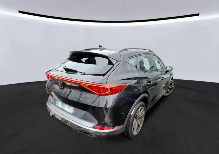 Vue 3/4 arrière droite d'un CUPRA Formentor noir avec feux arrière Tri-LED et double sortie d'échappement noire stylisée.