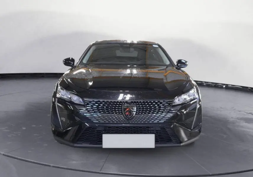 Vue frontale d'une Peugeot 408 PHEV 180 e-EAT8 Allure noire, avec calandre distinctive et phares LED fins.