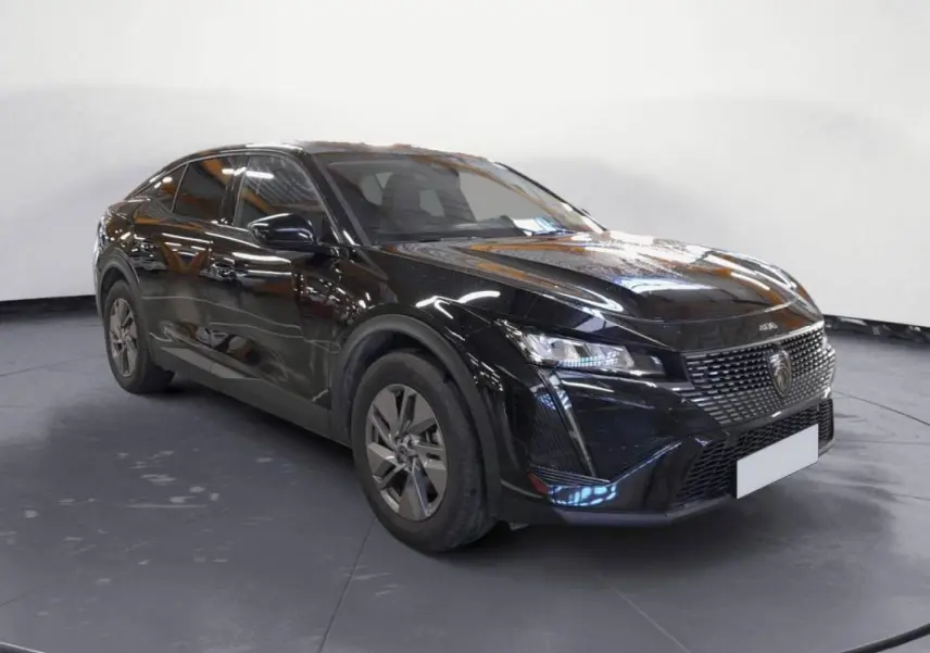 Peugeot 408 PHEV 180 e-EAT8 noir, vue 3/4 avant droit, jantes alliage 17 pouces et calandre distinctive.