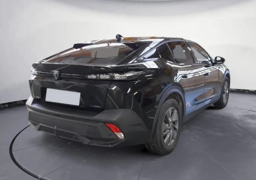 Vue 3/4 arrière droite d'une Peugeot 408 PHEV 180 e-EAT8 Allure noire avec jantes alliage et feux arrière LED distinctifs.