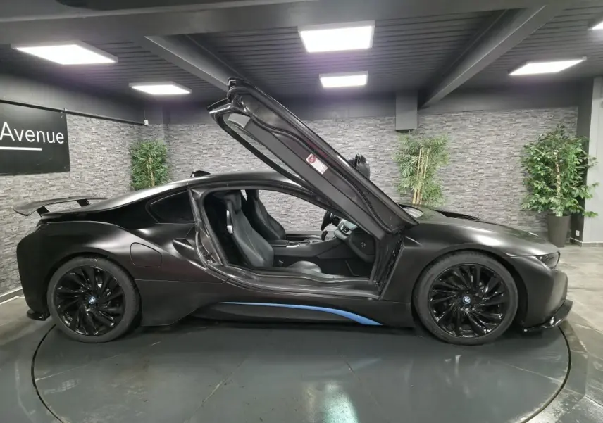 BMW i8 Coupé Pure Impulse noir mat vue de profil gauche avec porte en élytre ouverte et jantes noires turbine.