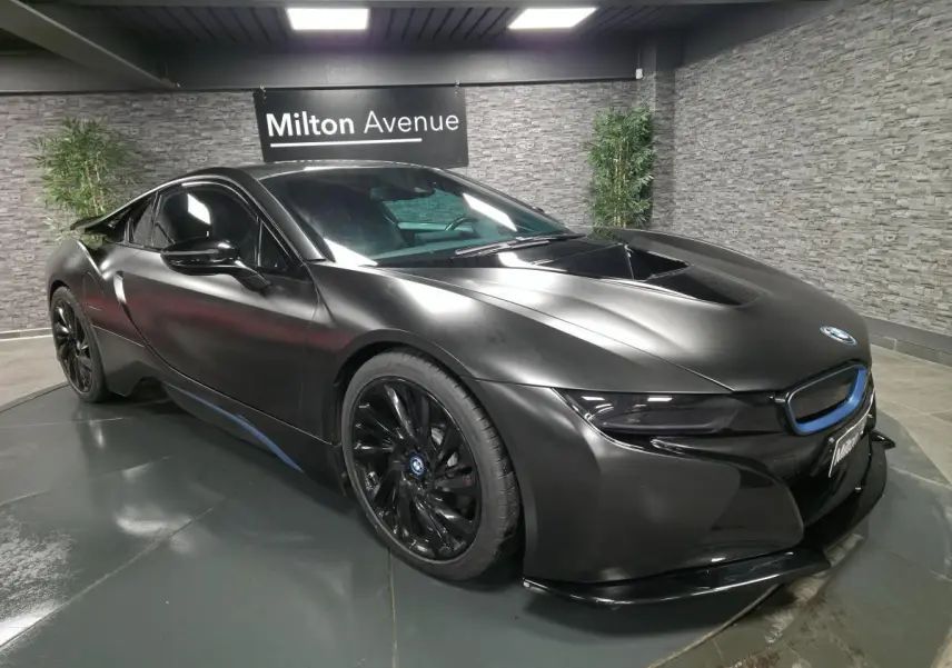 BMW i8 Coupé Pure Impulse noir mat vue 3/4 avant droit avec jantes turbine 20 pouces et calandre bleue.