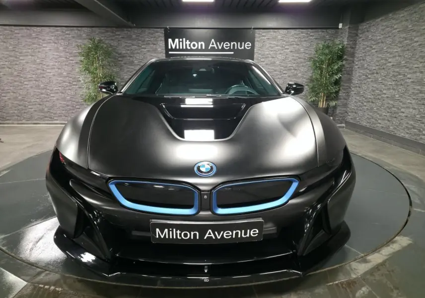 Vue avant d’une BMW i8 Coupé Pure Impulse 2015 noir mat avec calandre à contour bleu et logo BMW visible.