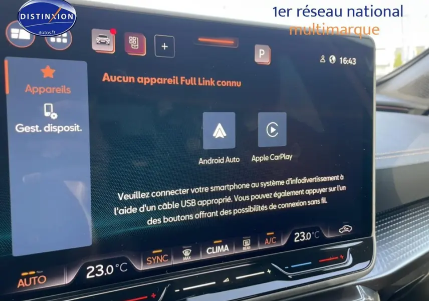 Écran tactile central du tableau de bord du CUPRA Formentor blanc Nevada, affichant les options Android Auto et Apple CarPlay.