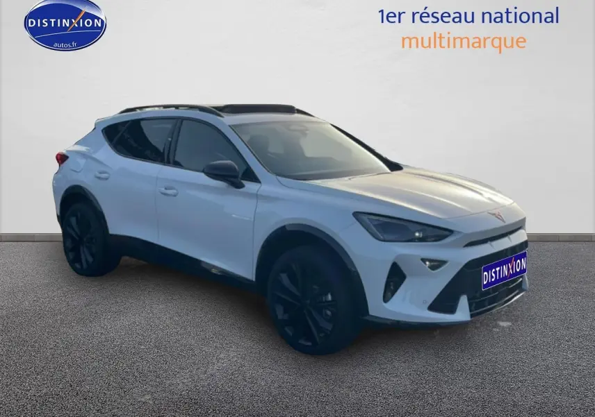 Vue 3/4 avant gauche d'un CUPRA Formentor blanc Nevada avec jantes noires et toit ouvrant panoramique.