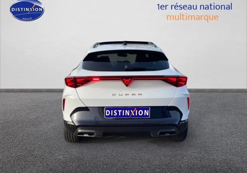 Vue arrière d'un CUPRA Formentor blanc Nevada 2026 avec feux LED et double sortie d'échappement noire.