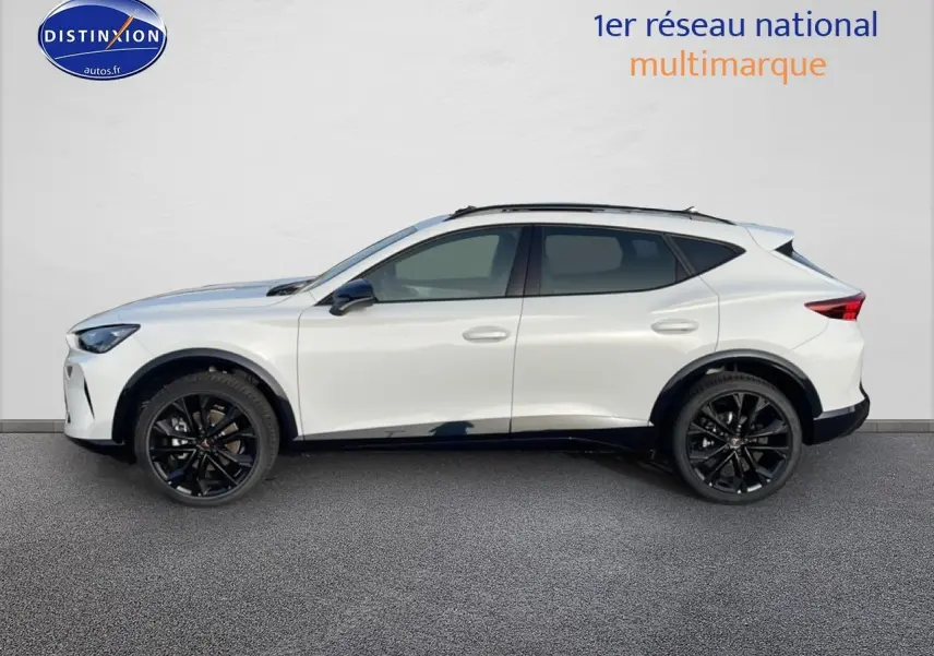 Profil côté gauche d'un CUPRA Formentor blanc Nevada avec jantes noires et barres de toit, sur fond neutre.