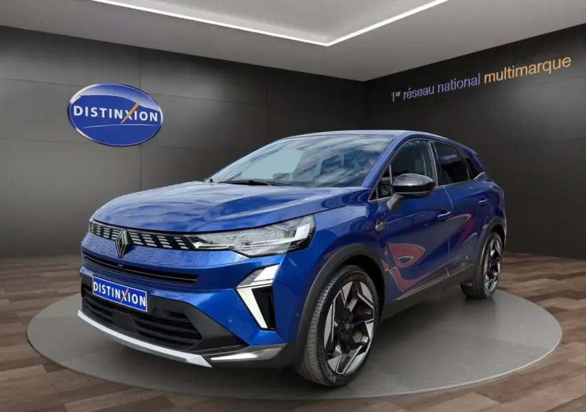 Renault Symbioz bleu, vue 3/4 avant droit, avec calandre moderne et jantes distinctives en alliage.