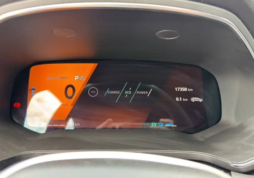 Combiné d'instruments numérique affichant l'état hybride et kilométrage du Renault Symbioz bleu, vue frontale.
