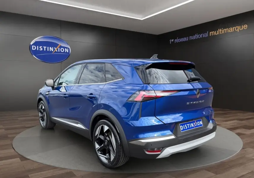 Vue 3/4 arrière droite du Renault Symbioz bleu avec jantes noires et feux arrière LED distinctifs.