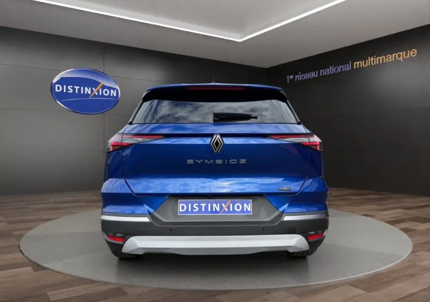 Vue arrière du Renault Symbioz bleu 2025 avec feux LED fins et logo centré sur fond noir.
