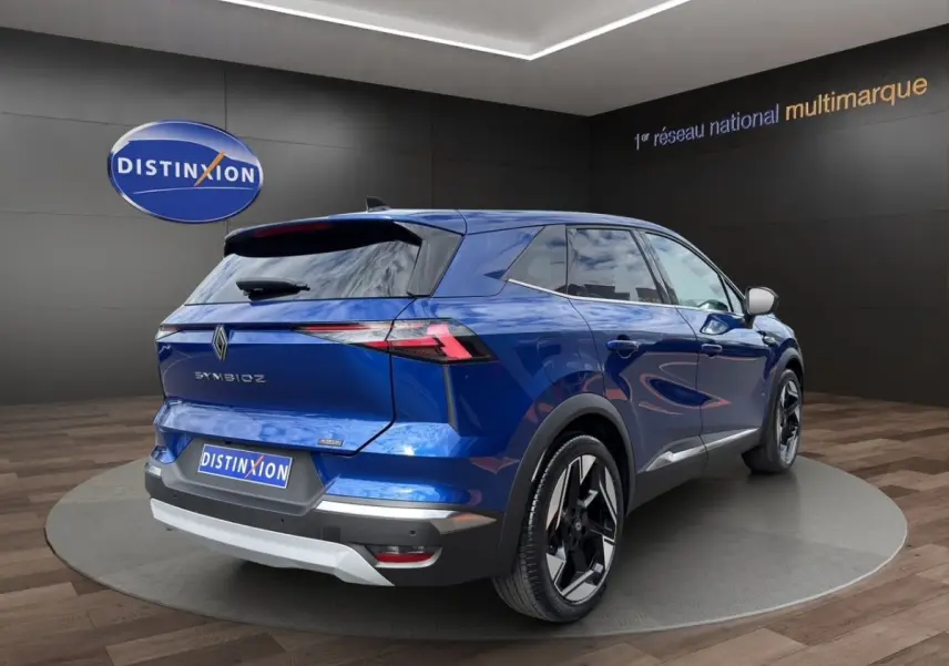 Vue 3/4 arrière droite d'un Renault Symbioz bleu avec feux arrière LED et jantes noires distinctives.