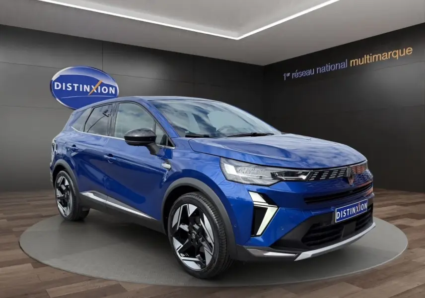 Renault Symbioz bleu 3/4 avant droit, SUV hybride avec phares LED et jantes noires distinctives.