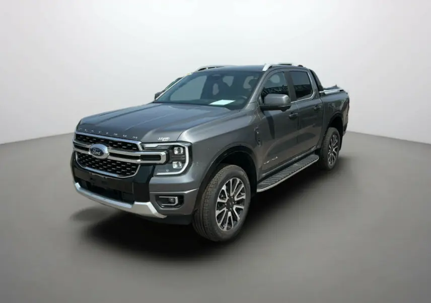 Ford Ranger 3.0 V6 gris carbone en 3/4 avant droit, avec jantes alu 20 pouces et rideau coulissant sur la benne.