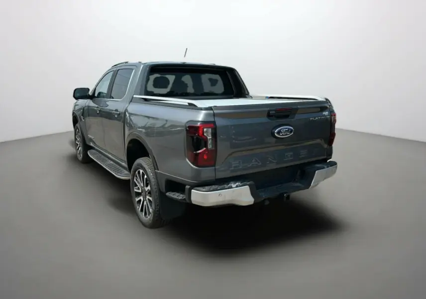 Ford Ranger 3.0 V6 gris carbone vu 3/4 arrière droit avec benne et jantes alu 20 pouces distinctives.