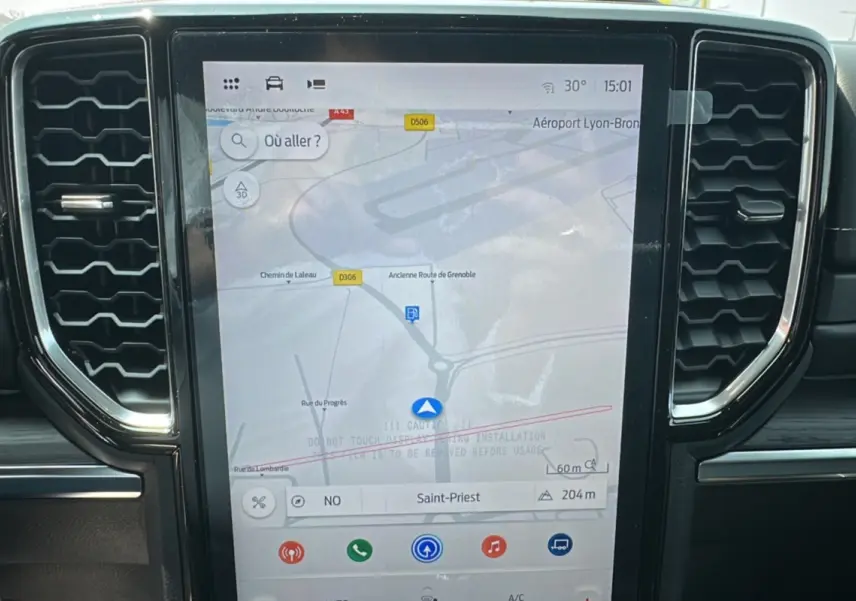 Vue rapprochée de l’écran tactile central du Ford Ranger 2026 affichant la navigation GPS avec cadre noir et aérateurs hexagonaux.