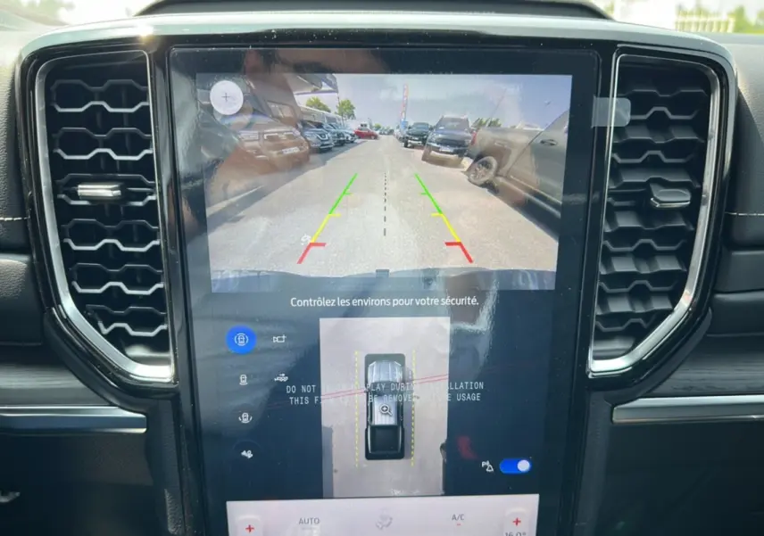 Écran central du Ford Ranger gris carbone montrant la caméra 360° avec vue arrière et guidage de recul.