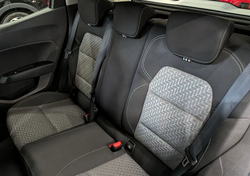 Vue intérieure sur les sièges arrière en tissu noir et gris à motifs géométriques de la Renault Clio V 2022.