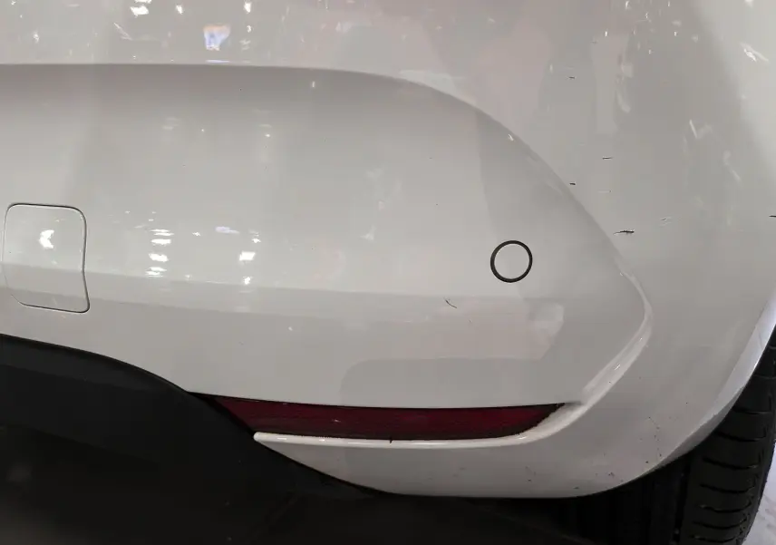 Détail du pare-chocs arrière droit blanc glacier de la Renault Clio V TCe 100 CH EVOLUTION GPL avec feu antibrouillard intégré.
