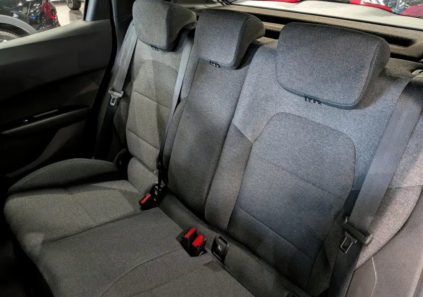 Vue intérieure des sièges arrière en tissu gris de la Renault Clio VI 1.2 TCe 115 Evolution, avec ceintures et appuie-têtes.