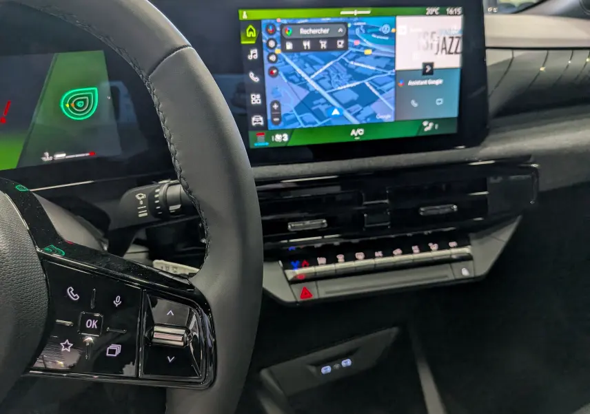 Vue intérieure de la Renault Clio VI 1.2 TCe 115 Evolution montrant le volant et l'écran tactile central avec navigation.