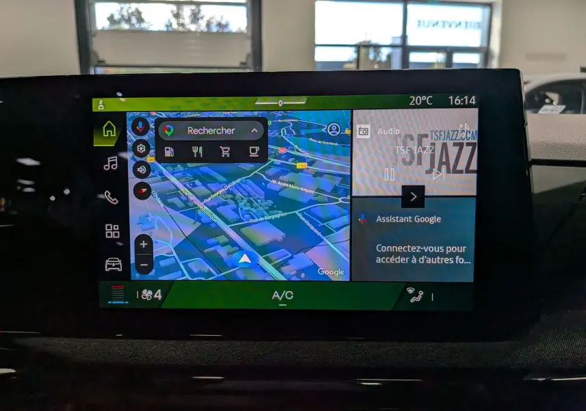 Écran tactile central de la Renault Clio VI gris schiste, affichant navigation GPS et interface multimédia.