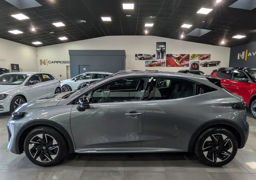 Profil côté gauche de la Renault Clio VI 1.2 TCe 115 Evolution gris schiste, avec jantes bi-ton et poignées intégrées.