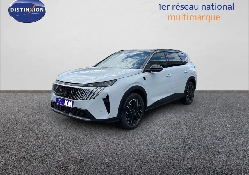 Peugeot 5008 Hybrid blanc Okenite avec toit noir, vue 3/4 avant droit sur fond neutre.