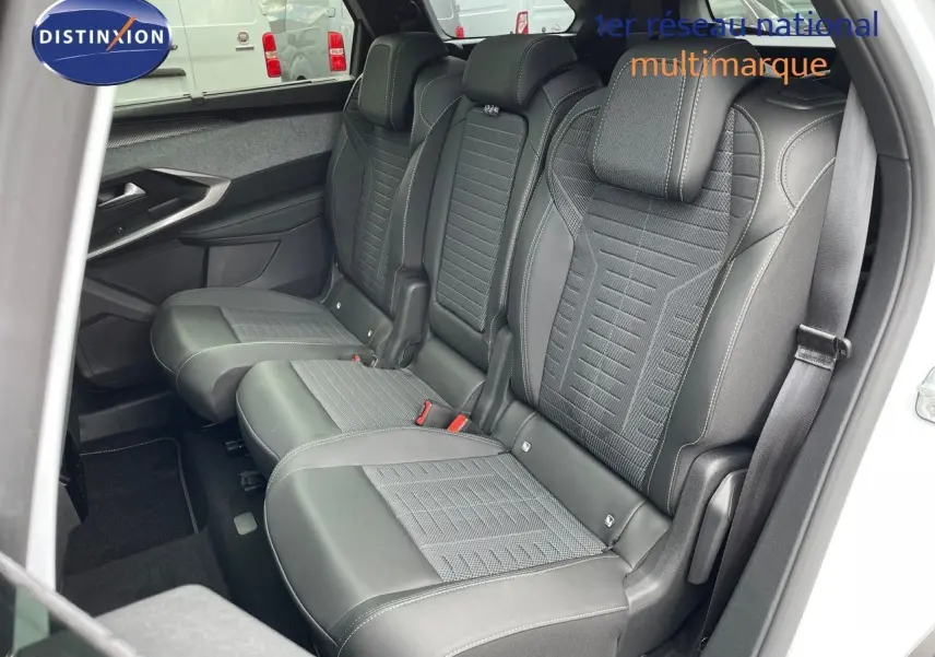 Vue intérieure côté droit des sièges arrière en cuir noir avec surpiqûres blanches d'un Peugeot 5008 blanc Okenite métal 2025.