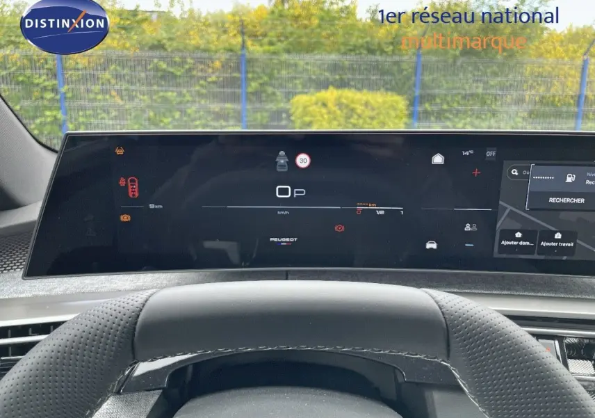 Vue rapprochée du tableau de bord numérique du Peugeot 5008 Hybrid 136ch GT, affichage moderne et épuré.
