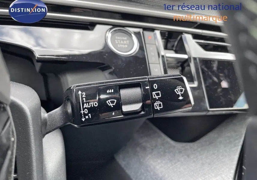 Gros plan sur la commande d'essuie-glace du Peugeot 5008 Hybrid 136ch GT, tableau de bord noir brillant en arrière-plan.