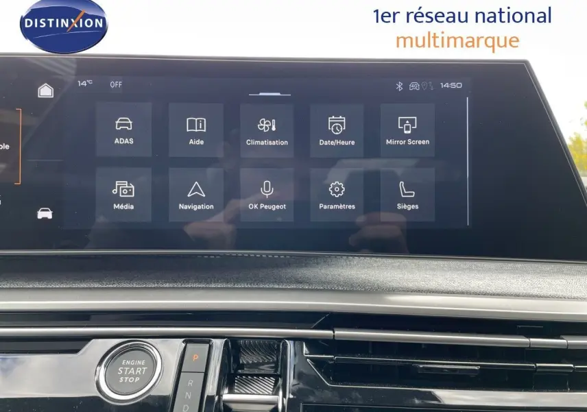 Vue intérieure du tableau de bord du Peugeot 5008 Hybrid blanc, avec écran tactile central et bouton start/stop visible.
