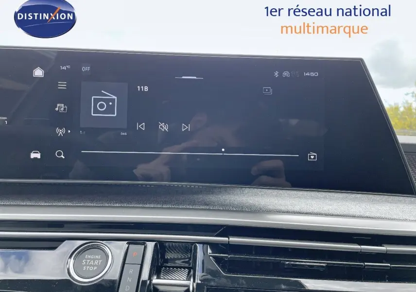 Tableau de bord du Peugeot 5008 Hybrid 136ch GT 2025 avec écran tactile et bouton start/stop visible.