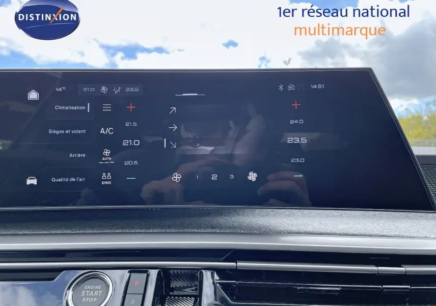Écran tactile central affichant la climatisation du Peugeot 5008 Hybrid blanc Okenite, vue intérieure avant.