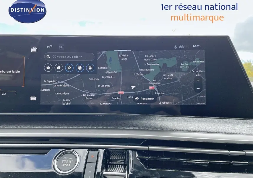 Tableau de bord du Peugeot 5008 Hybrid 2025 avec écran tactile affichant la navigation et bouton start/stop.
