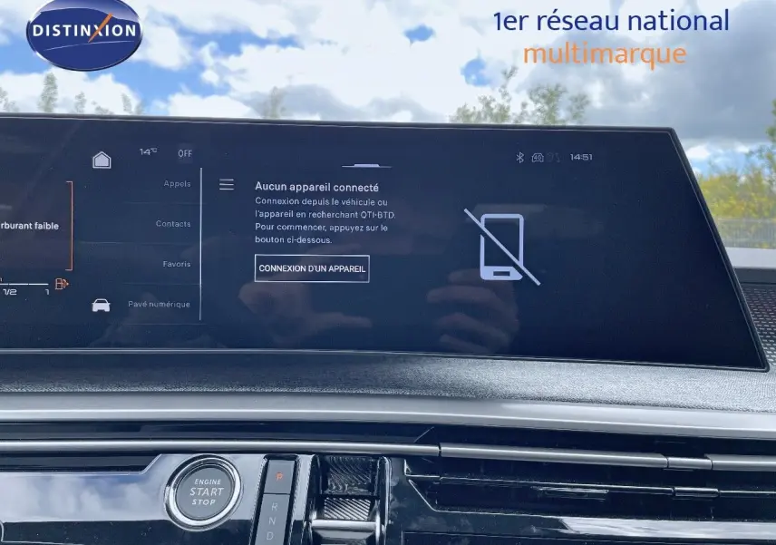 Tableau de bord et écran tactile du Peugeot 5008 Hybrid 2025, finition GT, avec démarrage sans clé visible.