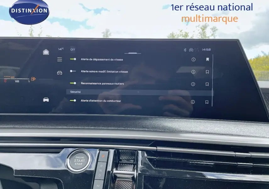 Intérieur du Peugeot 5008 Hybrid 136ch GT 2025, tableau de bord avec écran tactile et bouton start/stop visible.