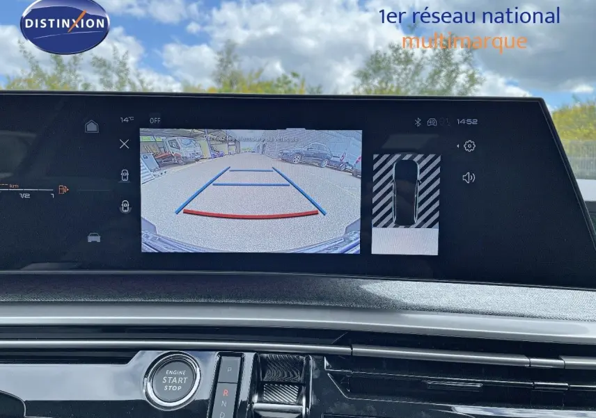 Écran multimédia affichant la caméra de recul du Peugeot 5008 Hybrid blanc Okenite avec toit noir, vue intérieure avant.