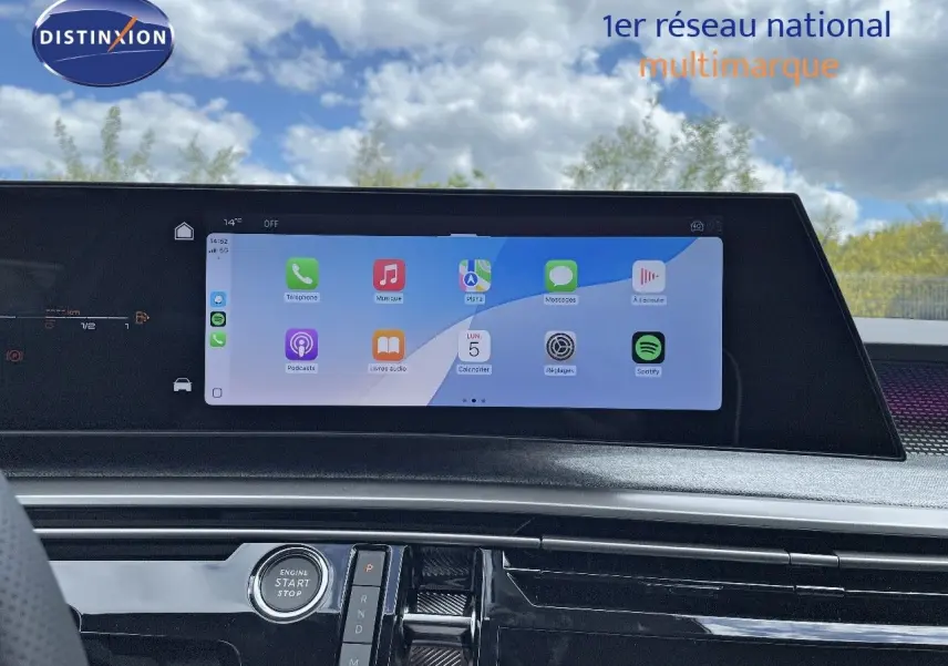 Vue intérieure du tableau de bord du Peugeot 5008 Hybrid 2025 avec écran tactile affichant des applications connectées.