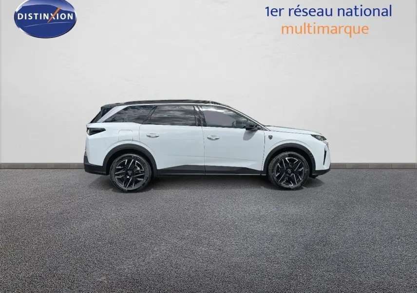 Profil latéral droit du Peugeot 5008 HYBRID 136CH GT blanc Okenite avec toit noir et jantes noires distinctives.