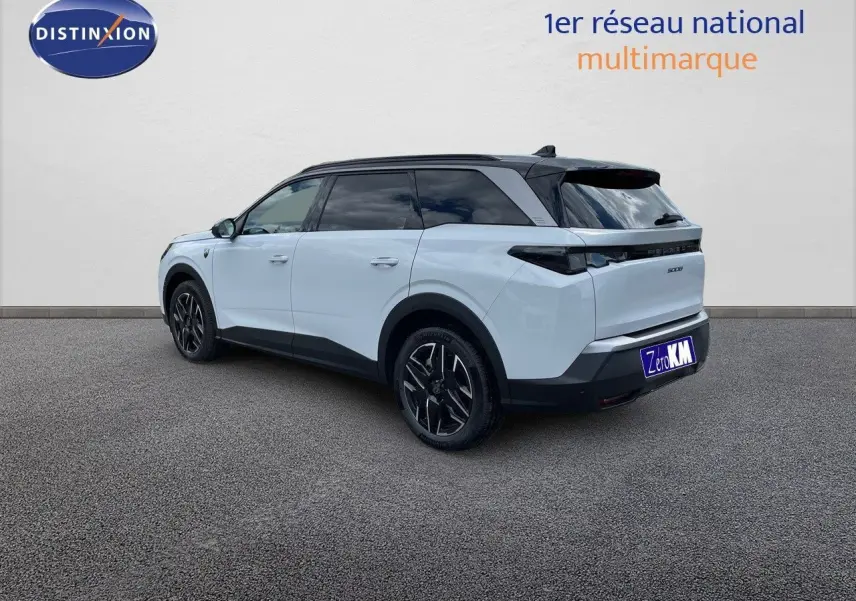 Peugeot 5008 hybride blanc Okenite avec toit noir, vue 3/4 arrière côté gauche sur fond neutre.