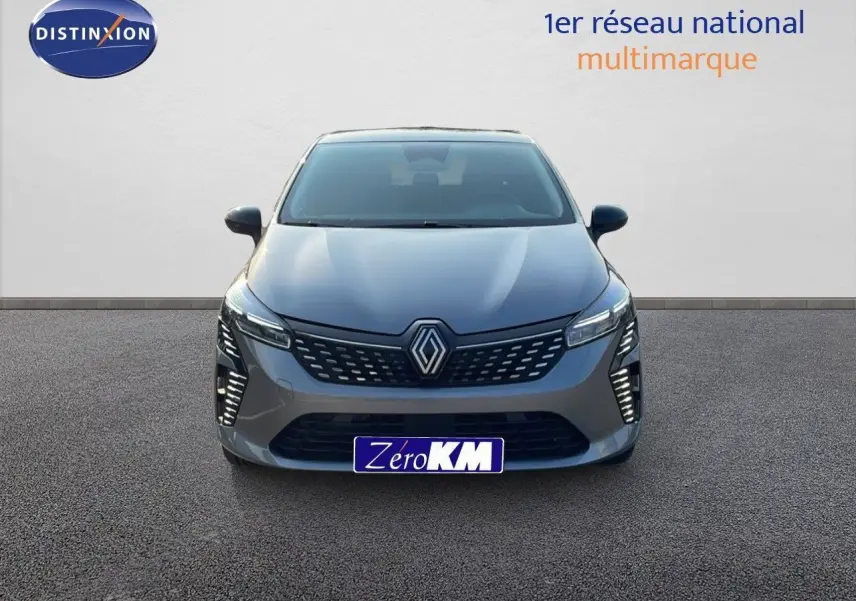 Vue frontale d'une Renault Clio 1.5 DCI 100ch Evolution gris schiste métallisé avec feux LED et calandre moderne.