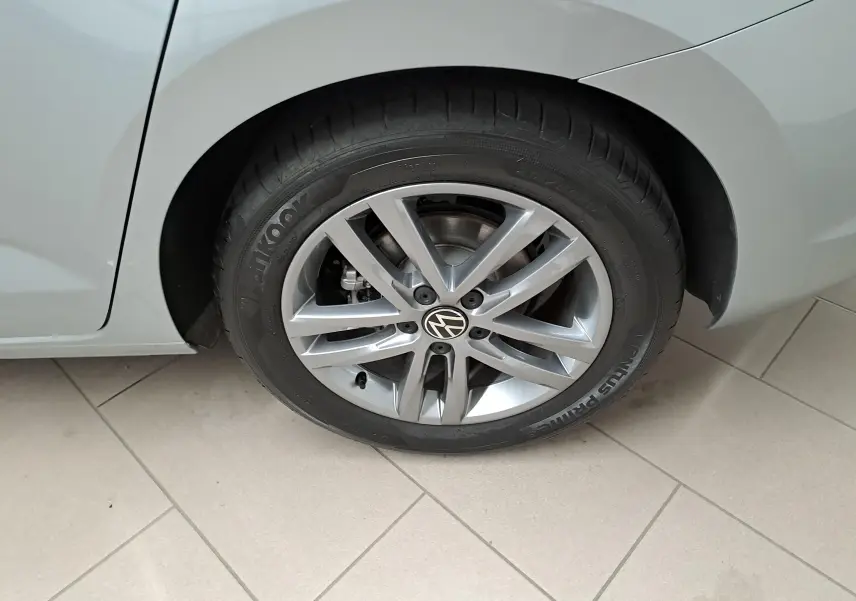 Gros plan sur la roue avant droite argentée d’un Volkswagen Touran 2025 Argent Dolomite avec jante alliage et pneu Hankook.