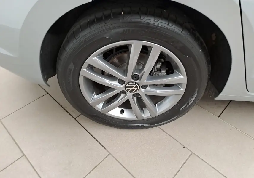 Gros plan sur la roue avant droite argentée d’un Volkswagen Touran 2025 couleur Argent Dolomite avec jante alliage.