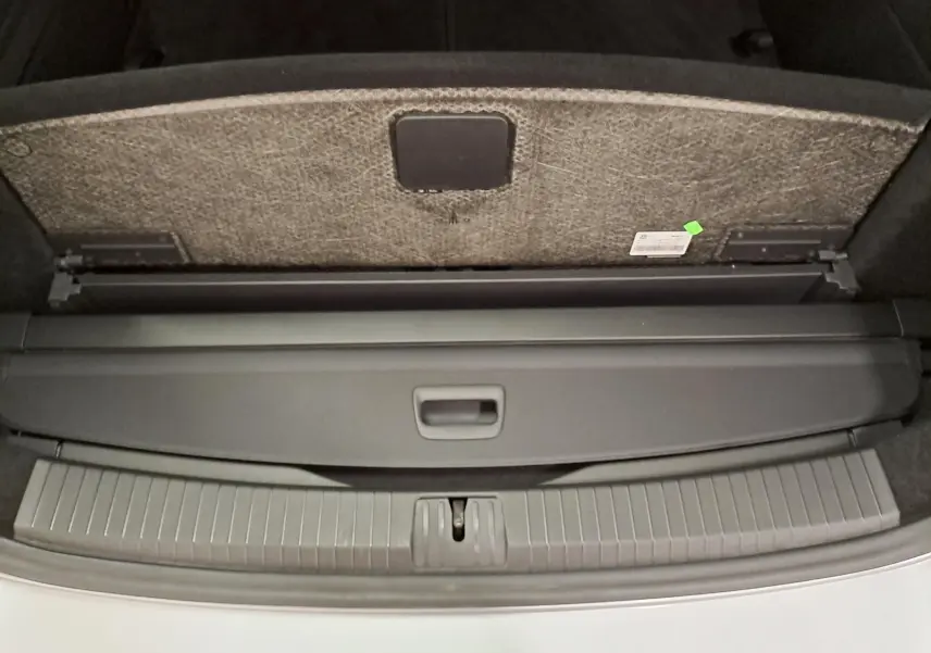 Coffre ouvert du Volkswagen Touran 2025 argent Dolomite, montrant le compartiment de rangement sous plancher.