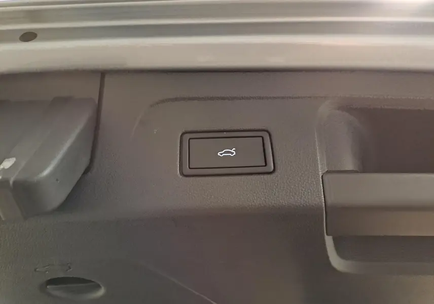 Bouton d'ouverture électrique du hayon sur la garniture intérieure d'un Volkswagen Touran 2025 couleur Argent Dolomite.