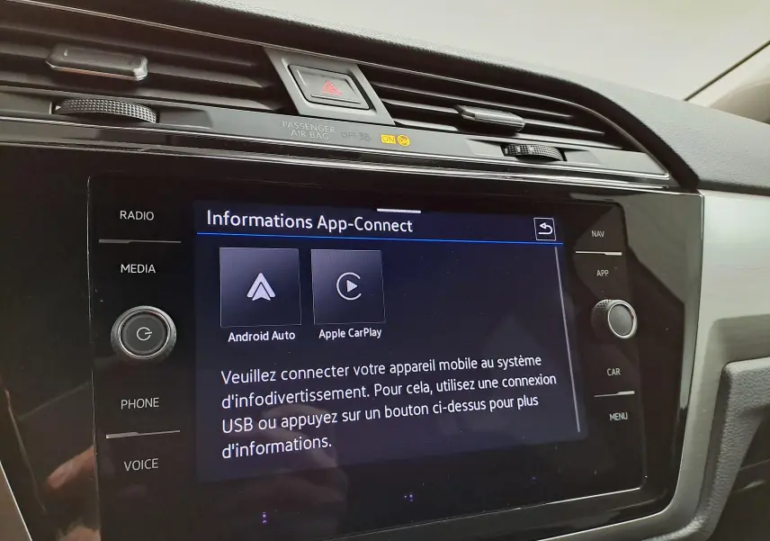 Écran tactile central du Volkswagen Touran 2025 affichant les options Android Auto et Apple CarPlay, intérieur sobre.
