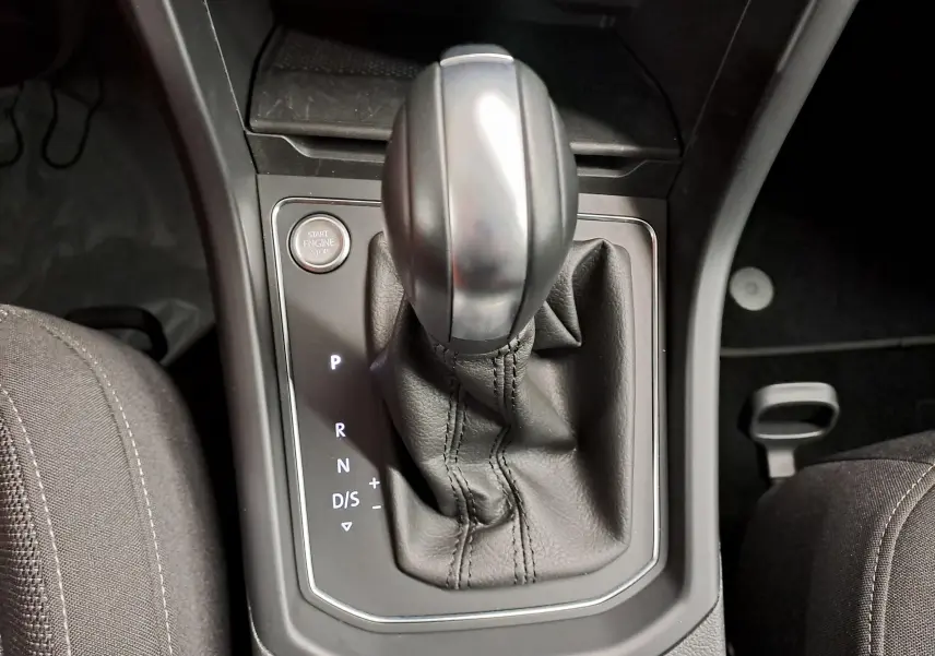 Gros plan sur le levier de vitesses automatique du Volkswagen Touran 2.0 TDI 150 DSG7, intérieur noir.