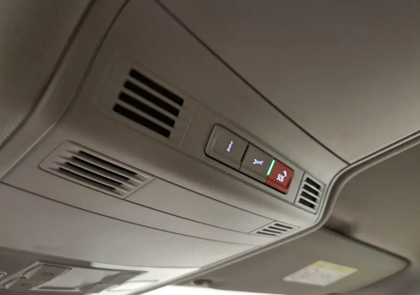 Vue en gros plan du plafonnier avec boutons SOS et assistance du Volkswagen Touran 2025 couleur Argent Dolomite.